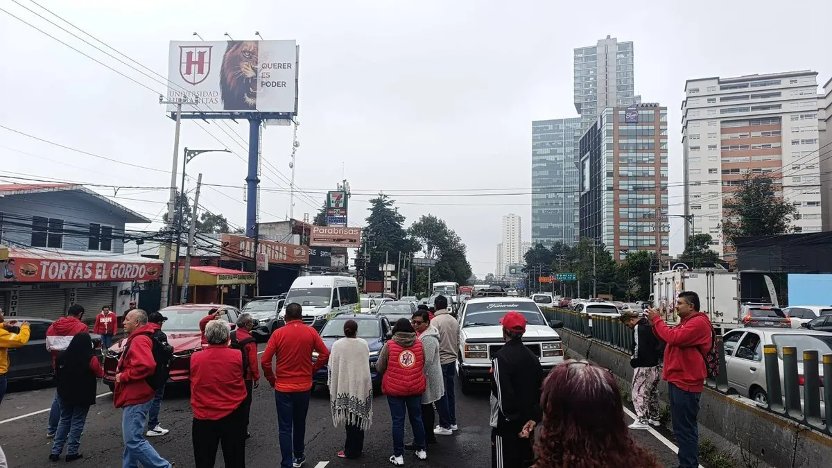 Trabajadores del Panteón de Cuajimalpa bloquean la carretera libre México-Toluca