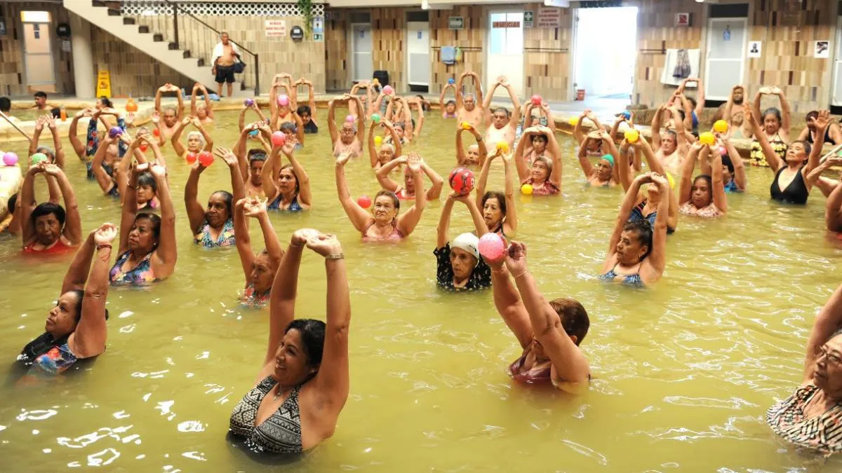 Adultos mayores disfrutan de viajes gracias al DIFEM