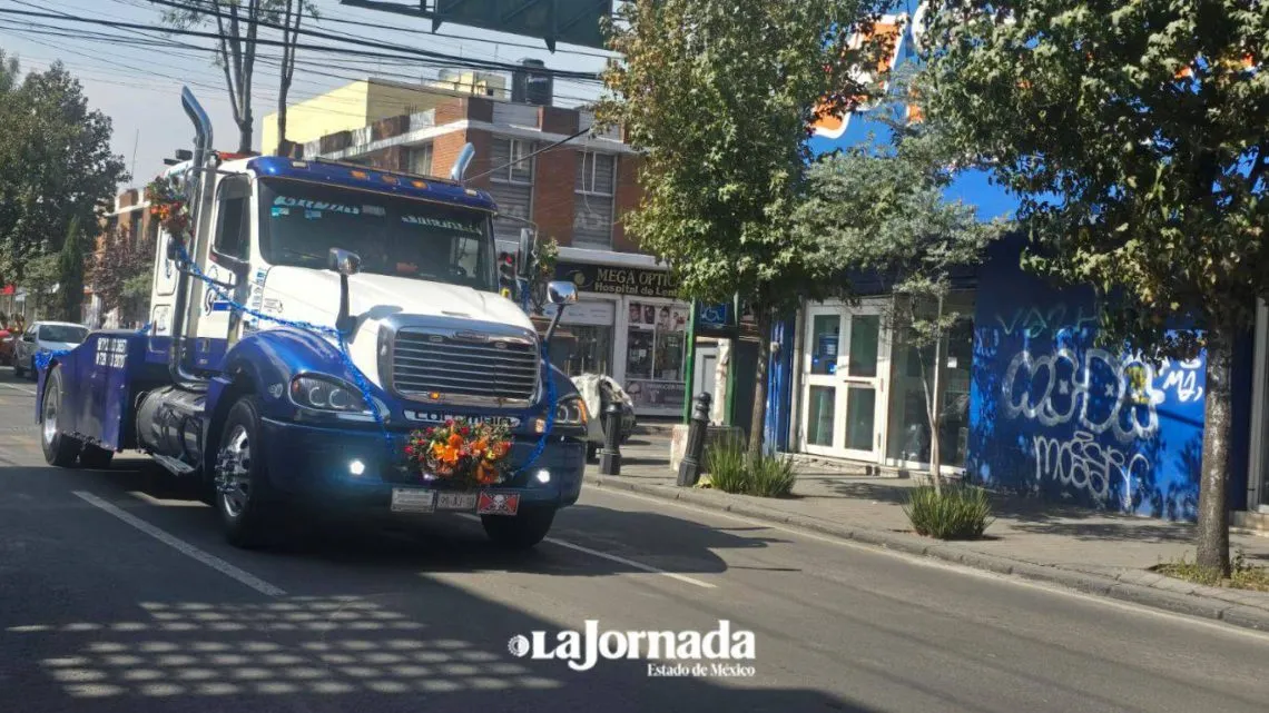 Caos vial en centro de Toluca por peregrinación y reparaciones