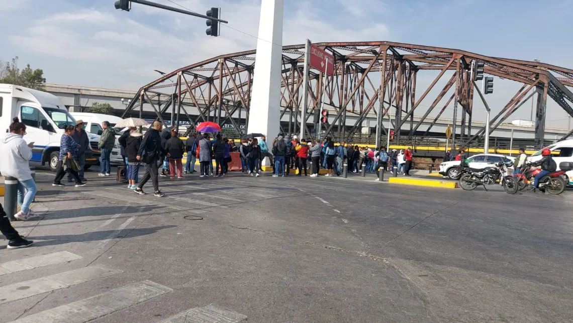 (VIDEO) Vecinos toman avenida e instalaciones por falta de agua en Ecatepec