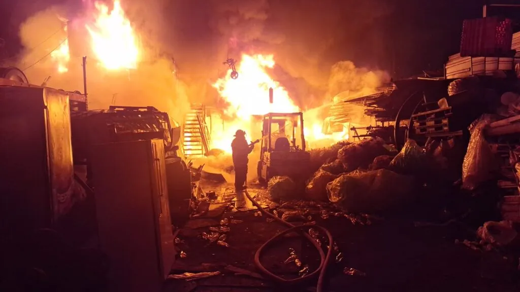 [FOTOS] Incendio consume recicladora en San Francisco Totoltepec
