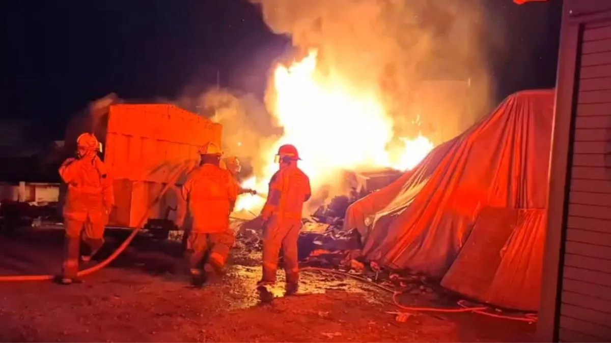 Autoridades comienzan investigación tras incendio en chatarrera en San Mateo Atenco