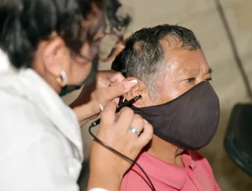Alcalde de Ecatepec entrega mil auxiliares auditivos a adultos mayores y niños
