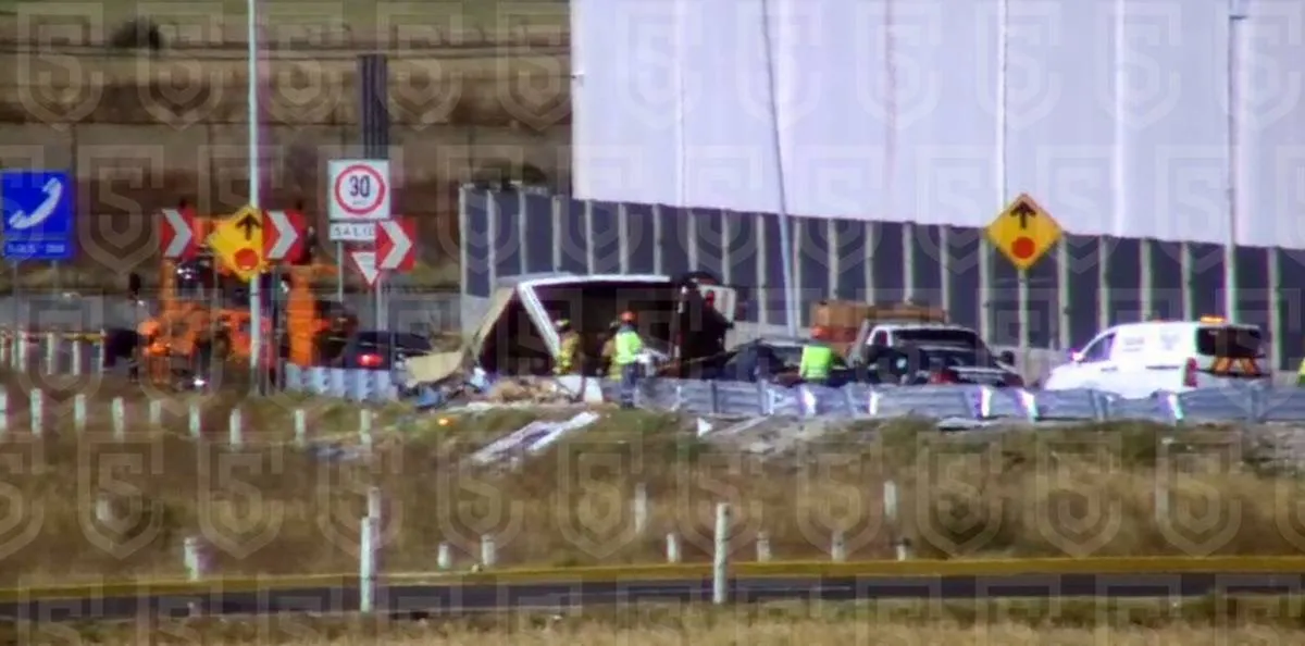 Vuelca traíler en la autopista Toluca- Naucalpan; realizan rapiña