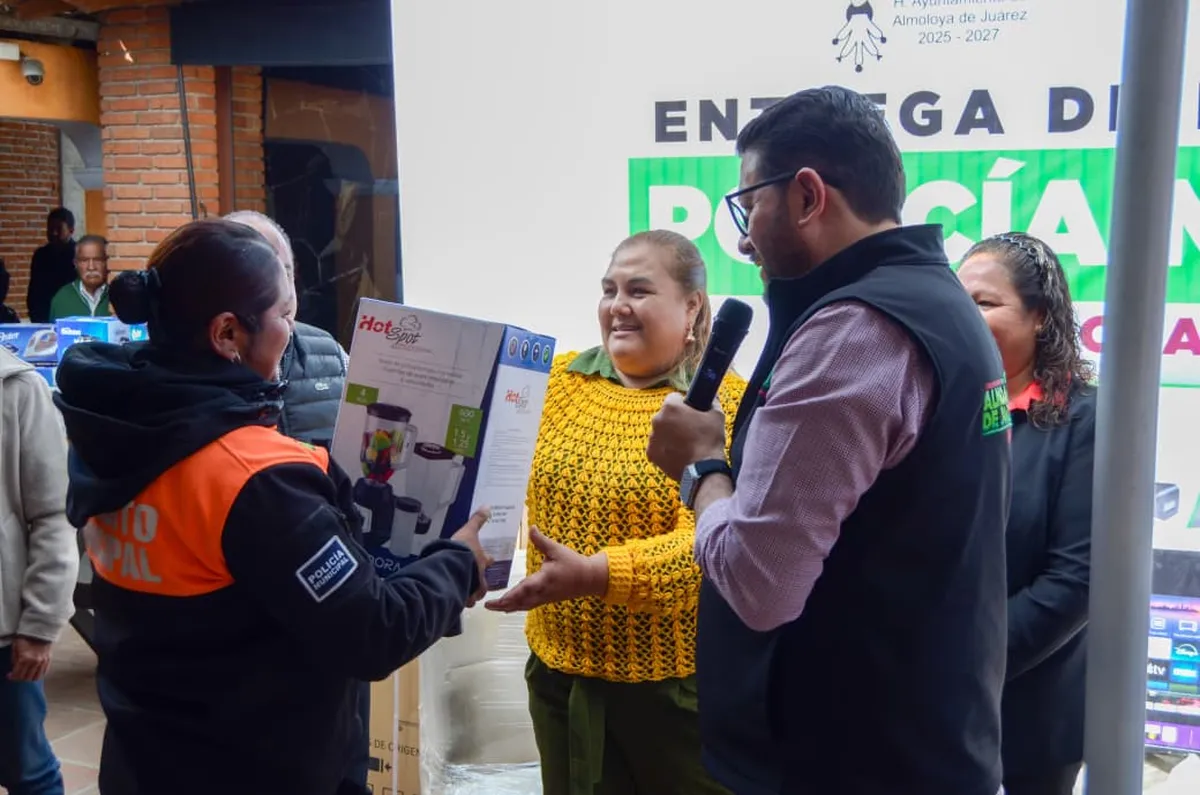 Refuerza Adolfo Solis a la Policía Municipal de Almoloya de Juárez con nuevo equipamiento y reconocimiento a su labor