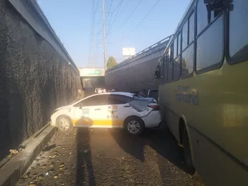 Se recomienda reducir la velocidad, evitar frenados bruscos y considerar rutas alternas.