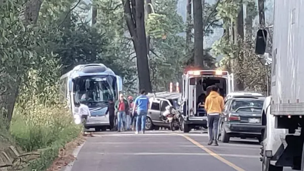 El percance involucró a una Suburban y un Tsuru, dejando como saldo varias personas con lesiones graves.