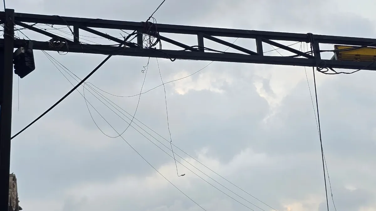 Telarañas de plástico y cobre sobre la ciudad de Toluca