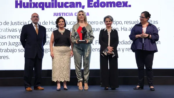 Romina contreras recibe el Premio Alcaldes por la puesta en marcha del Centro de Justicia Cívica