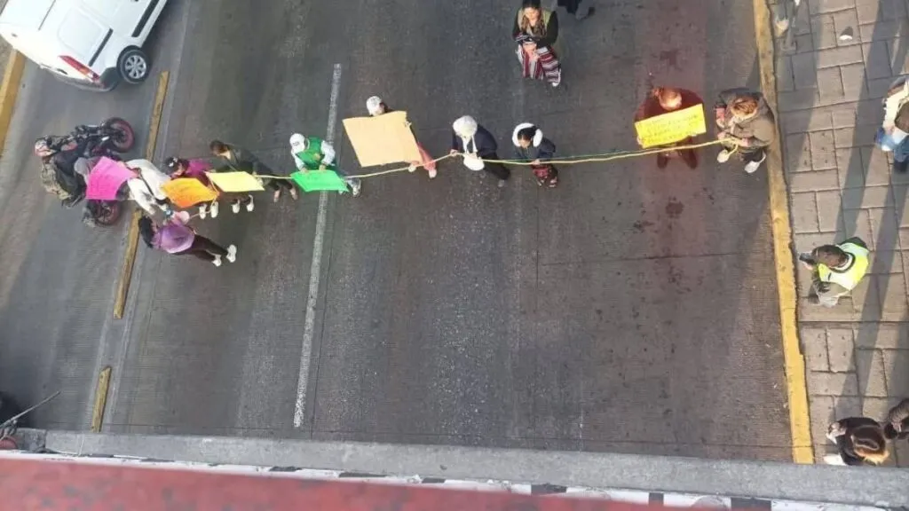 Paralizada la López Portillo por protesta de habitantes de Bosques de Tultitlán