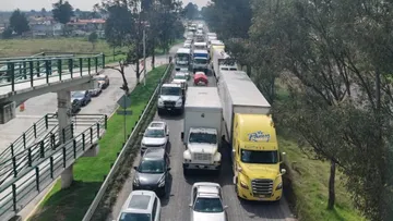 Choque de tráiler provoca intenso tráfico en la Toluca-Atlacomulco