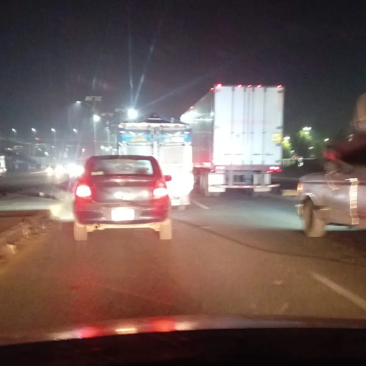 Aunque la unidad ya está siendo remolcada, el tránsito continúa afectado en la zona.