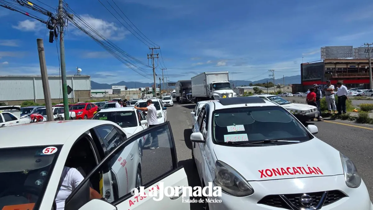 Bloquean carretera Toluca-Naucalpan exigiendo reparación de los baches