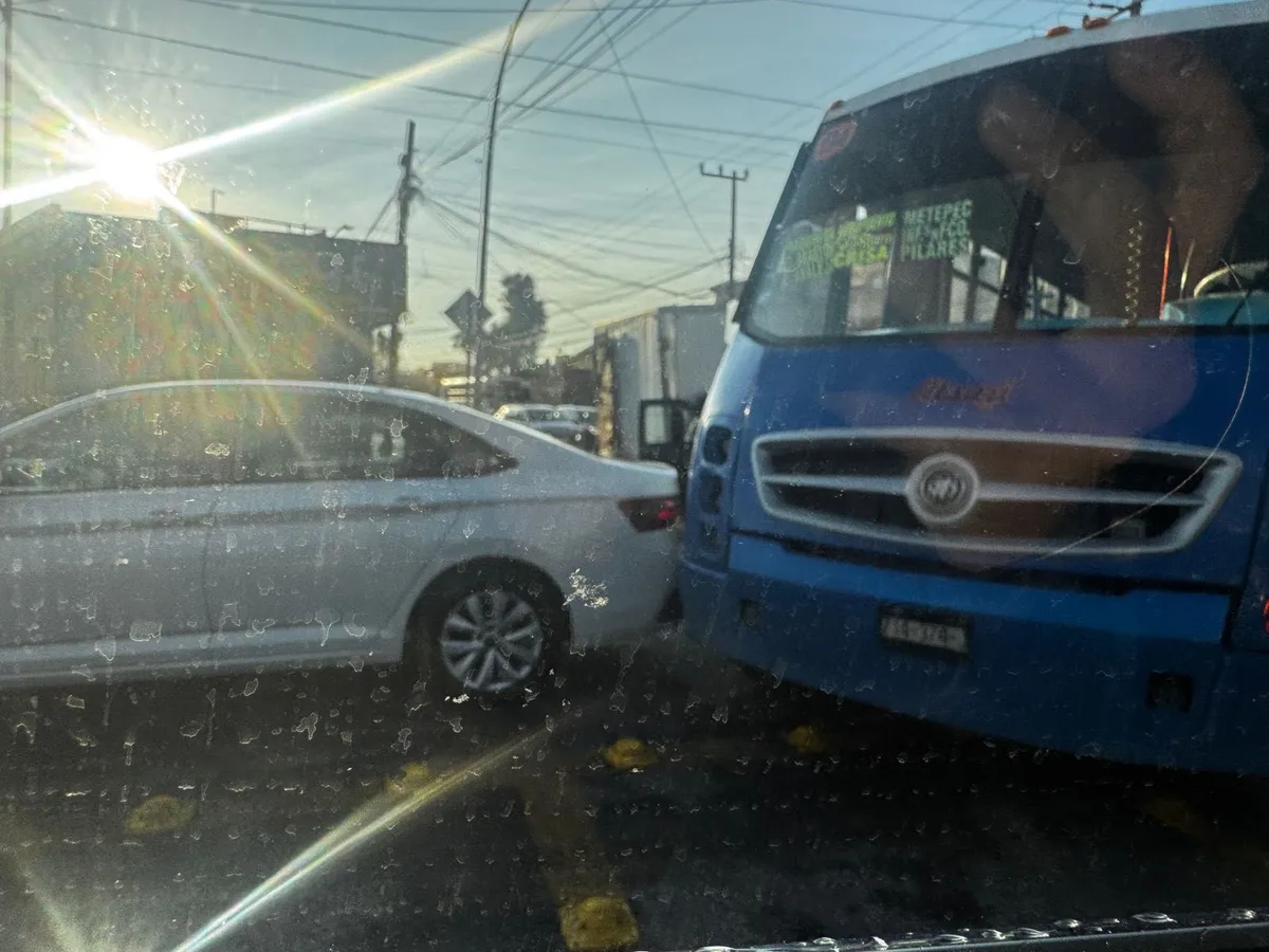 Choque en Metepec provoca tráfico intenso en Paseo San Isidro
