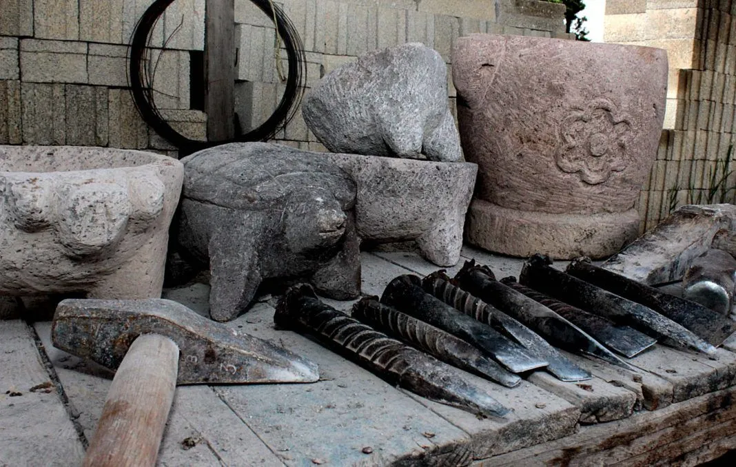 Artesanos mexiquenses transforman molcajetes en esculturas artísticas