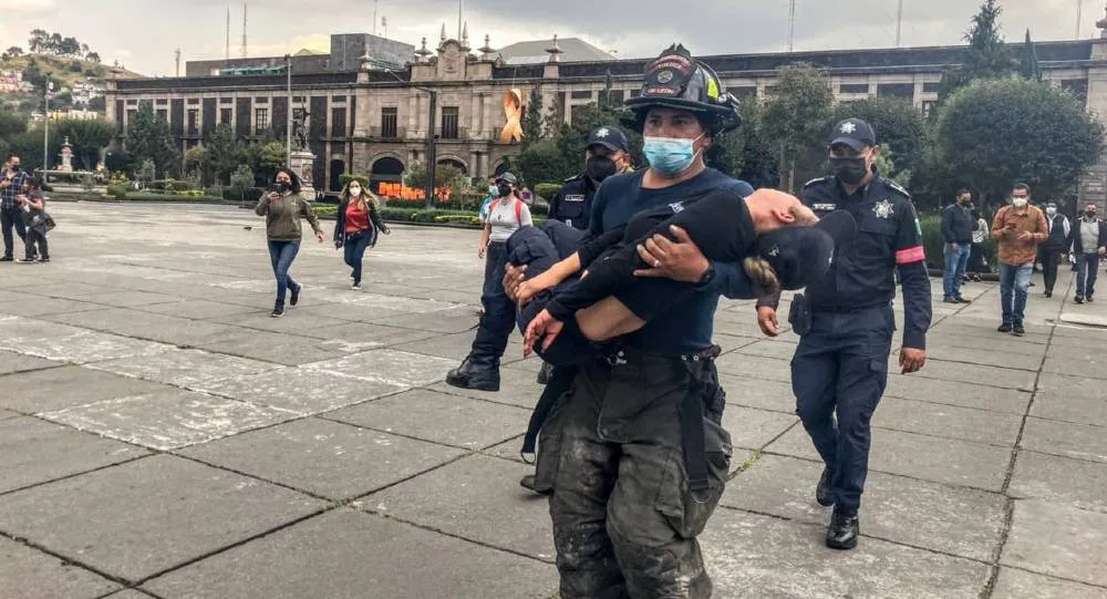 Policía de Toluca enfrenta a mujeres durante protesta contra la violencia de género