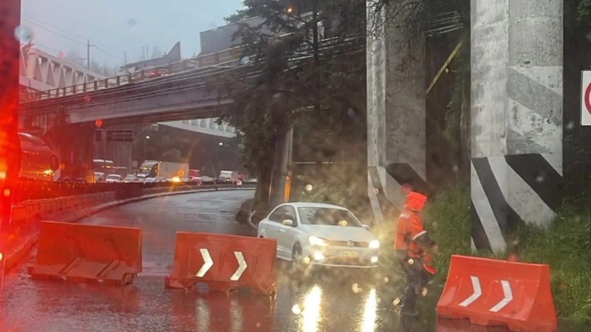 Habilitan carril en contraflujo en la autopista México-Toluca por árbol caído rumbo a CDMX