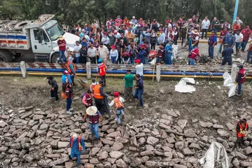 Retiran toneladas de basura de la presa Los Cuartos en Naucalpan