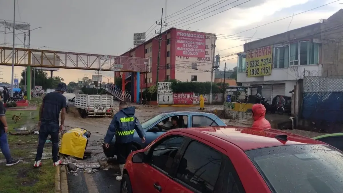 Paradero del Metro La Paz y Carretera Federal Méx-Texcoco inundados por fuertes lluvias
