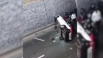 Taxista cae de puente en Naucalpan; hay tráfico sobre el Periférico