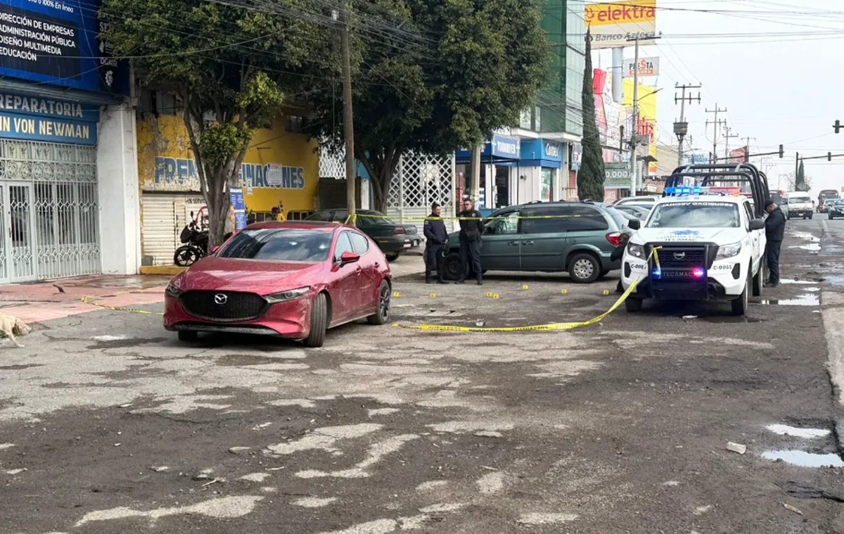 Ataque en Tecámac: Mujer balea auto de su expareja con más de 15 disparos