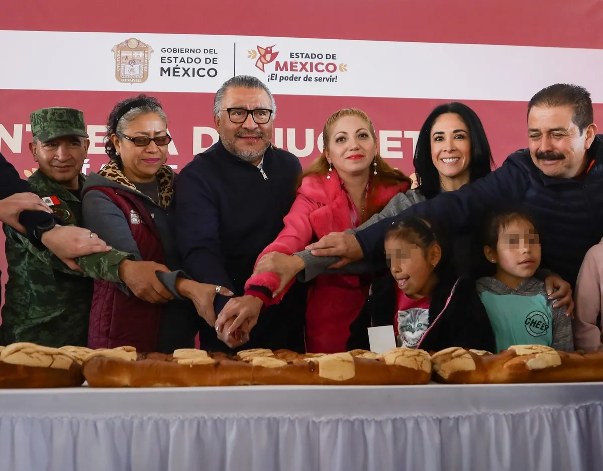 Texcaltitlán: se recupera la tranquilidad, entregan juguetes a niñas y niños