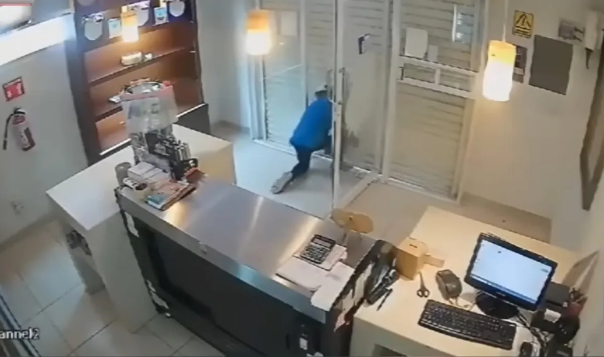 Los hechos ocurrieron el pasado lunes 21 de agosto en la pastelería "Tere Cazola", la cual se encuentra en avenida Patricio Trueba, en Campeche. Foto: Captura