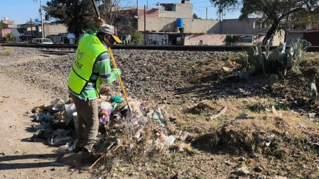 Ayuntamiento de Los Reyes realiza limpieza de vías del Tren Ligero
