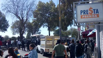 Policías contra ambulantes