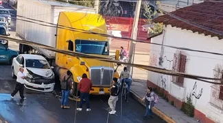 Choque entre auto y tráiler cierra calle en San Lorenzo Tepaltitlán
