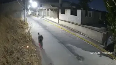 En el video se ve a un sujeto que viste un pants con sudadera y gorra que le tapa la cabeza, dicha persona se acerca a las faldas del cerro y prende lo que aparentemente sería un papel el cual deposita en el pasto seco. Foto: Captura