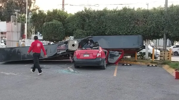 Espectacular se desploma sobre automóvil en Coacalco