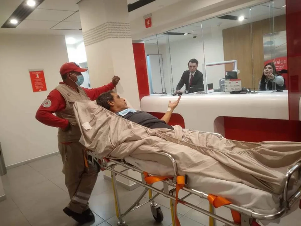 cliente-en-camilla-acude-a-realizar-un-tramite