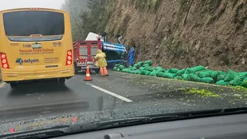 Camión cargado de limones obstruye carril en la México-Toluca