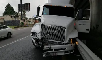 México- Toluca: Tráiler se impacta a varios autos a la altura de los chirinos
