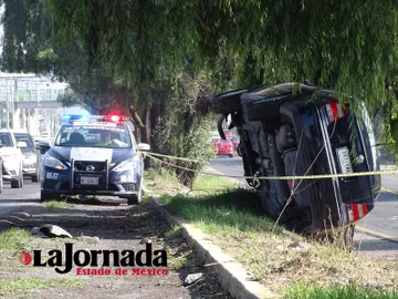 Patrulla municipal de Metepec abandera la zona del accidente