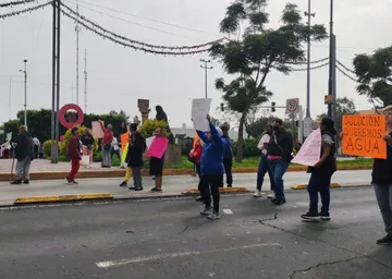 Vecinos de Nezahualcóyotl realizan bloqueo frente al Palacio Municipal