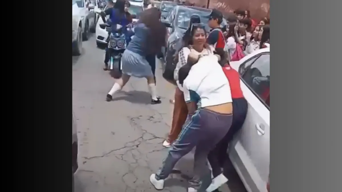 En Texcoco se desata pelea afuera de una secundaria [Video]