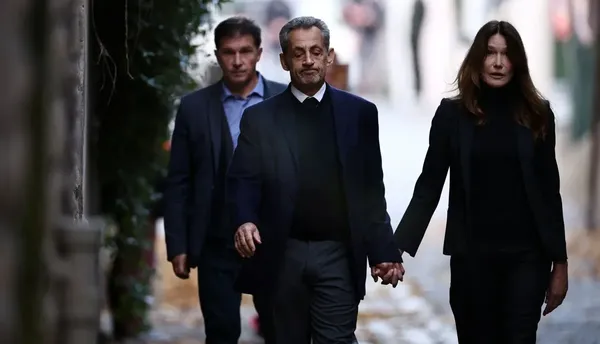 El expresidente francés Nicolas Sarkozy, de 70 años, salió de su casa junto con su esposa Carla Bruni, de 57 años, para después dirigirse a la prisión.