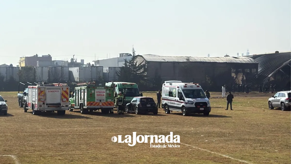 Rescatan cuerpos de víctimas tras desplome de aeronave en Toluca