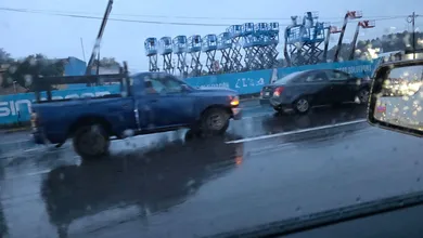 La lluvia ligera y el pavimento mojado también complican la circulación.