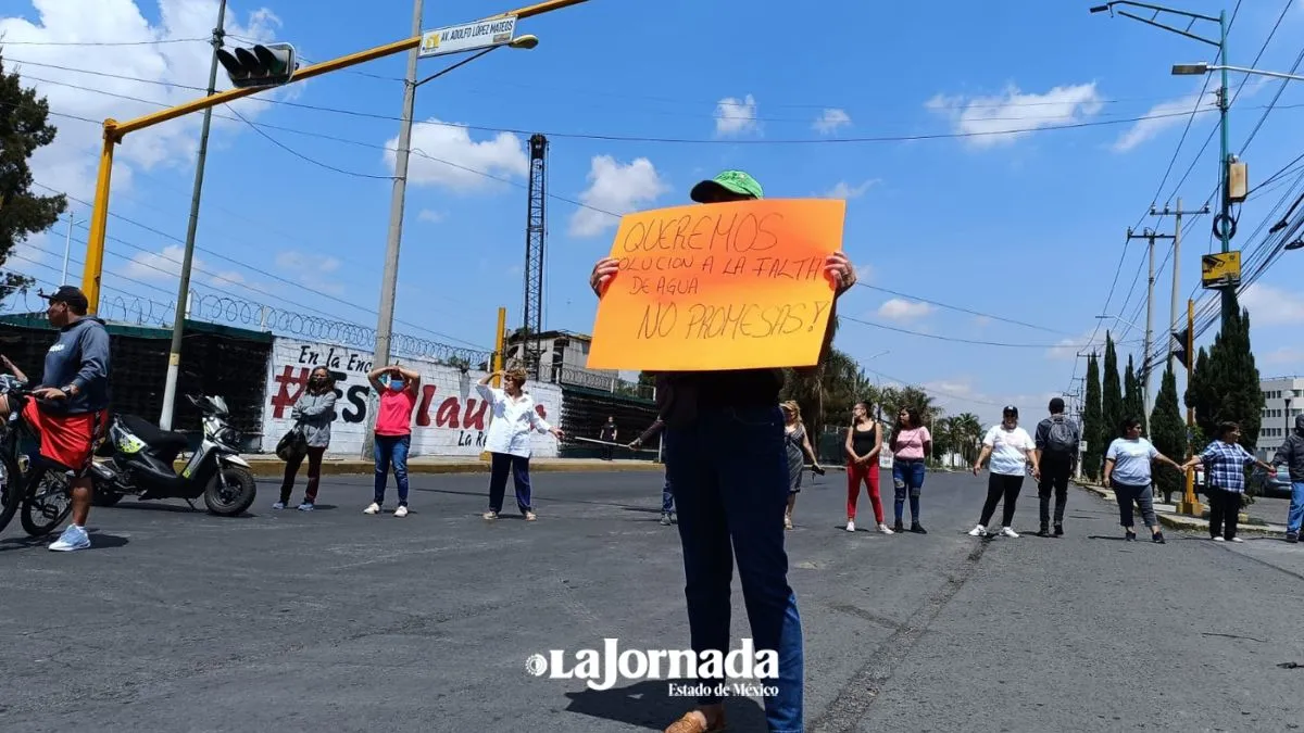 Vecinos de Neza bloquean avenida, exigen agua potable (Video)