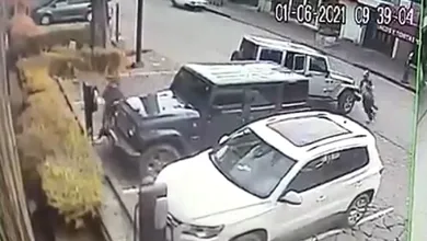La camioneta tipo Jeep estacionándose de reversa mientras se acercan los presuntos maleantes