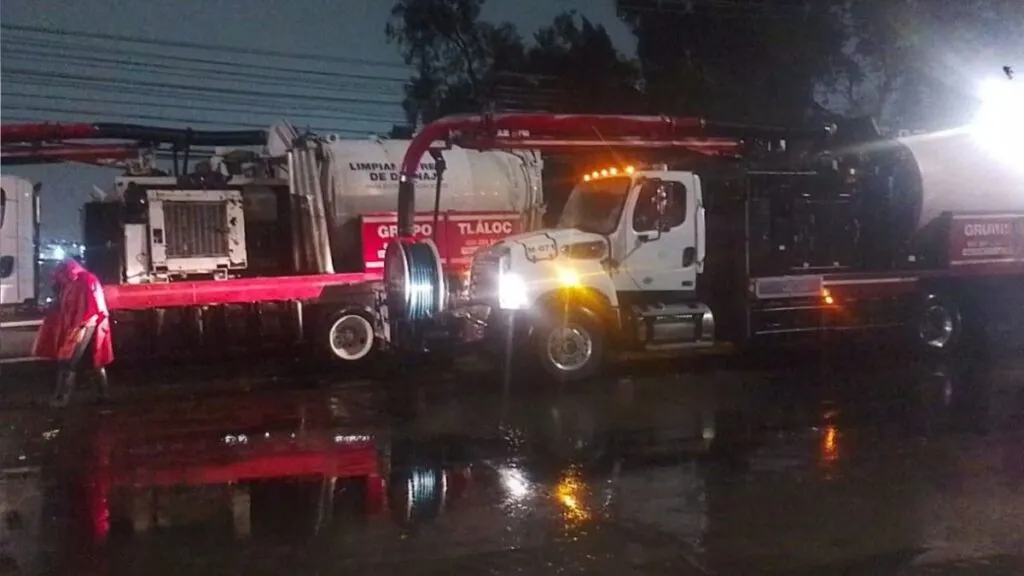 Río Hondo se desbordó en Naucalpan; Edomex atiende casos de inundación