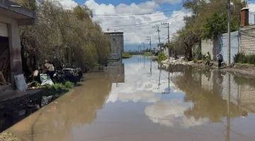 Saturación de bodegas y drenaje insuficiente agravan inundaciones en Tultepec