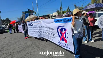 Jubilados marchan en Toluca; exigen apoyo tras ser estafados con falsos seguros funerarios
