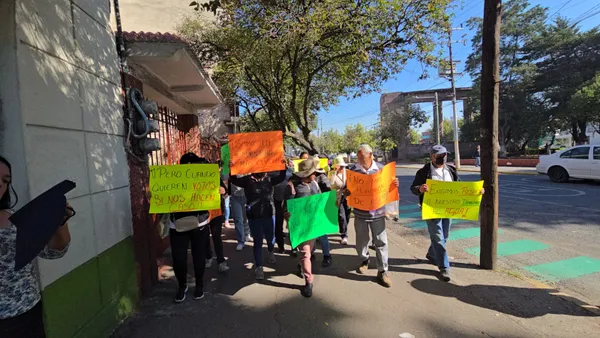 Los manifestantes, portando carteles y consignas, avanzaron por las principales calles de Toluca.