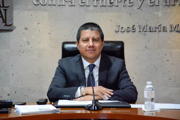 Leodegario Hernández presenta su informe al frente del Tribunal Electoral de Hidalgo ante figuras políticas locales.