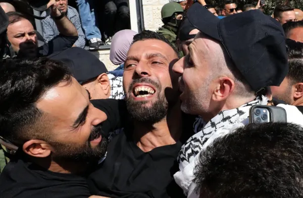 Palestinos liberados denuncian torturas en cárceles israelíes tras intercambio con Hamas.