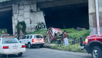 Camioneta se sale del camino en incorporación de la México-Toluca; hay afectaciones viales